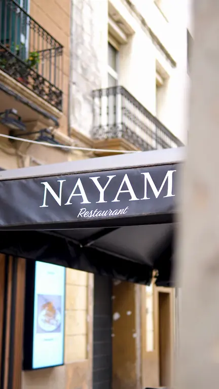 Fachada de Nayam Restaurante de noche